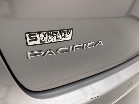 Used 2021 Chrysler Pacifica Touring-L image 16