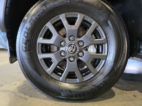 Used 2025 Toyota 4Runner SR5 AWD/4WD image 28