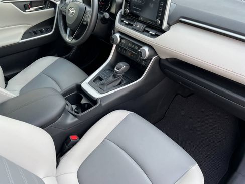 Used 2020 Toyota RAV4 XLE Premium image 16