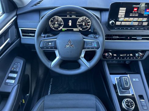 New 2025 Mitsubishi Outlander SE image 13