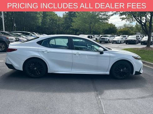 Used 2025 Toyota Camry SE FWD image 9
