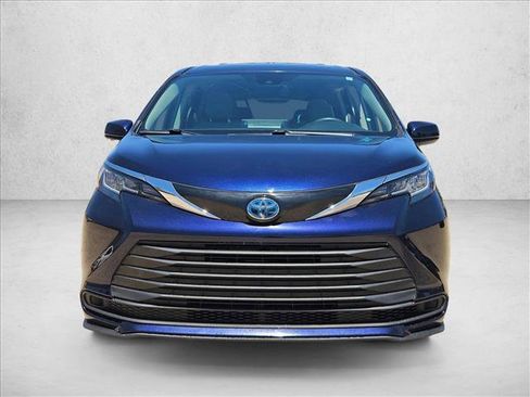 Used 2022 Toyota Sienna LE FWD image 2