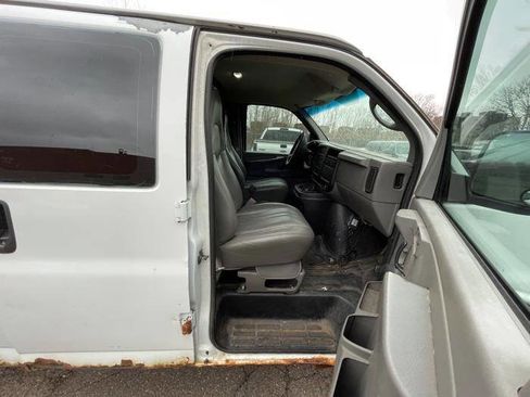 Used 2004 Chevrolet Express 2500 image 29