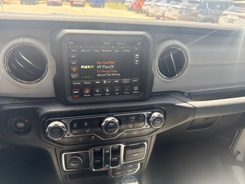 Used 2022 Jeep Wrangler Unlimited Sahara AWD/4WD image 8