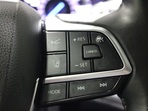 Used 2020 Toyota Highlander XLE AWD/4WD image 11