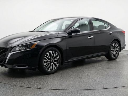 Used 2025 Nissan Altima 2.5 SV FWD image 3