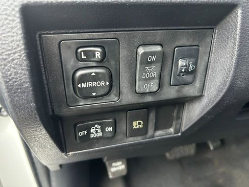 Used 2018 Toyota Tundra SR5 AWD/4WD image 10