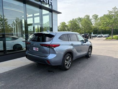 Used 2020 Toyota Highlander XLE AWD/4WD image 2