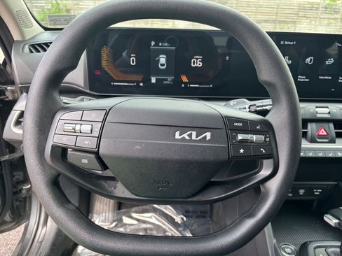 Used 2025 Kia K4 FWD image 28