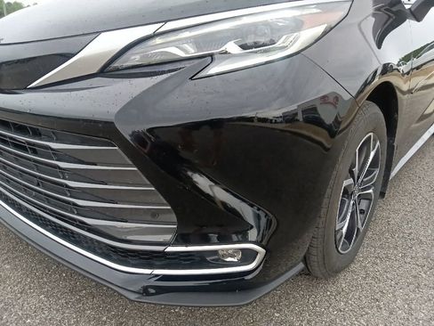 Used 2025 Toyota Sienna Platinum AWD/4WD image 9