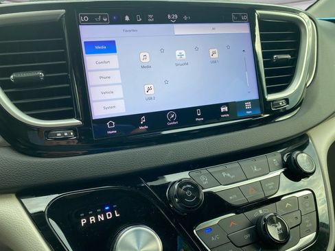 Used 2024 Chrysler Pacifica Touring-L FWD image 39