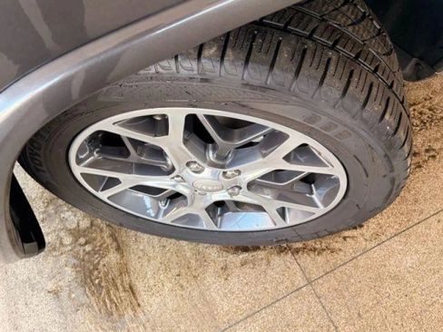 Used 2019 Jeep Grand Cherokee Overland AWD/4WD image 33