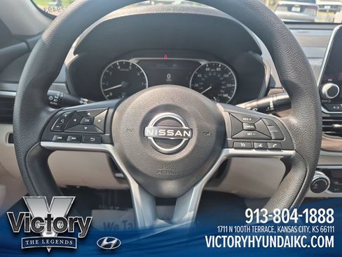 Used 2025 Nissan Altima 2.5 SV FWD image 14