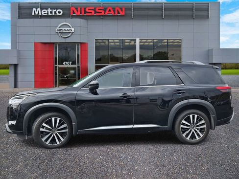 Certified 2024 Nissan Pathfinder Platinum image 3