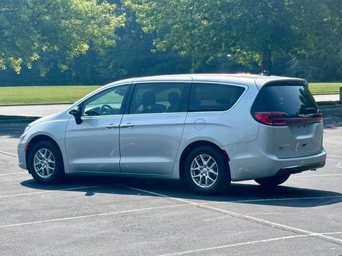 Used 2024 Chrysler Pacifica Touring-L FWD image 4