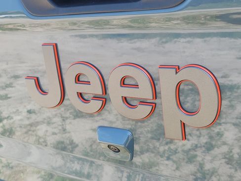 Used 2025 Jeep Gladiator Mojave AWD/4WD image 6