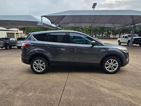 Used 2017 Ford Escape SE FWD image 4