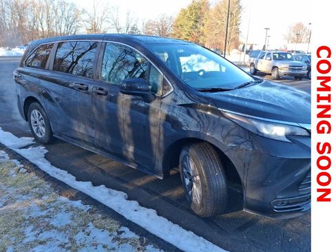 Used 2024 Toyota Sienna LE image 3