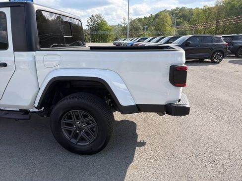Used 2024 Jeep Gladiator Sport AWD/4WD image 7