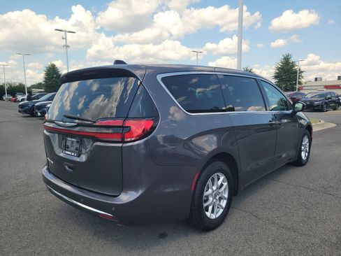 Used 2023 Chrysler Pacifica Touring-L FWD image 3