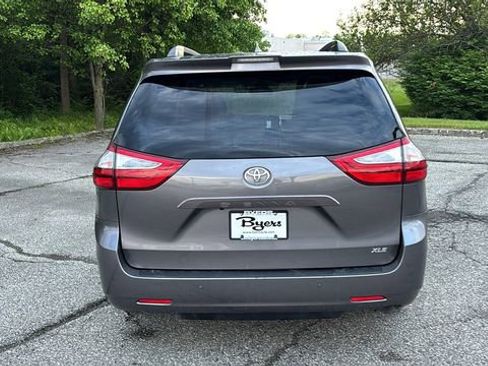 Used 2018 Toyota Sienna XLE Premium w/ Carpet Mat Package FWD image 32
