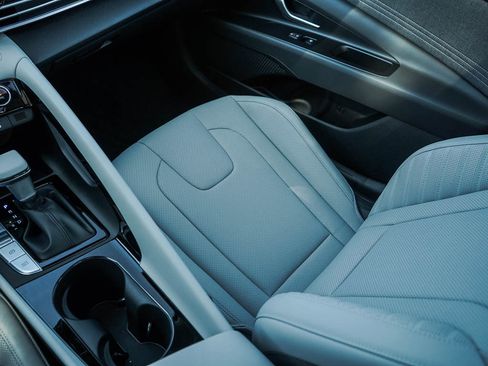 New 2026 Hyundai Elantra Limited FWD image 24