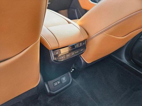 Used 2023 Toyota Highlander Platinum image 18