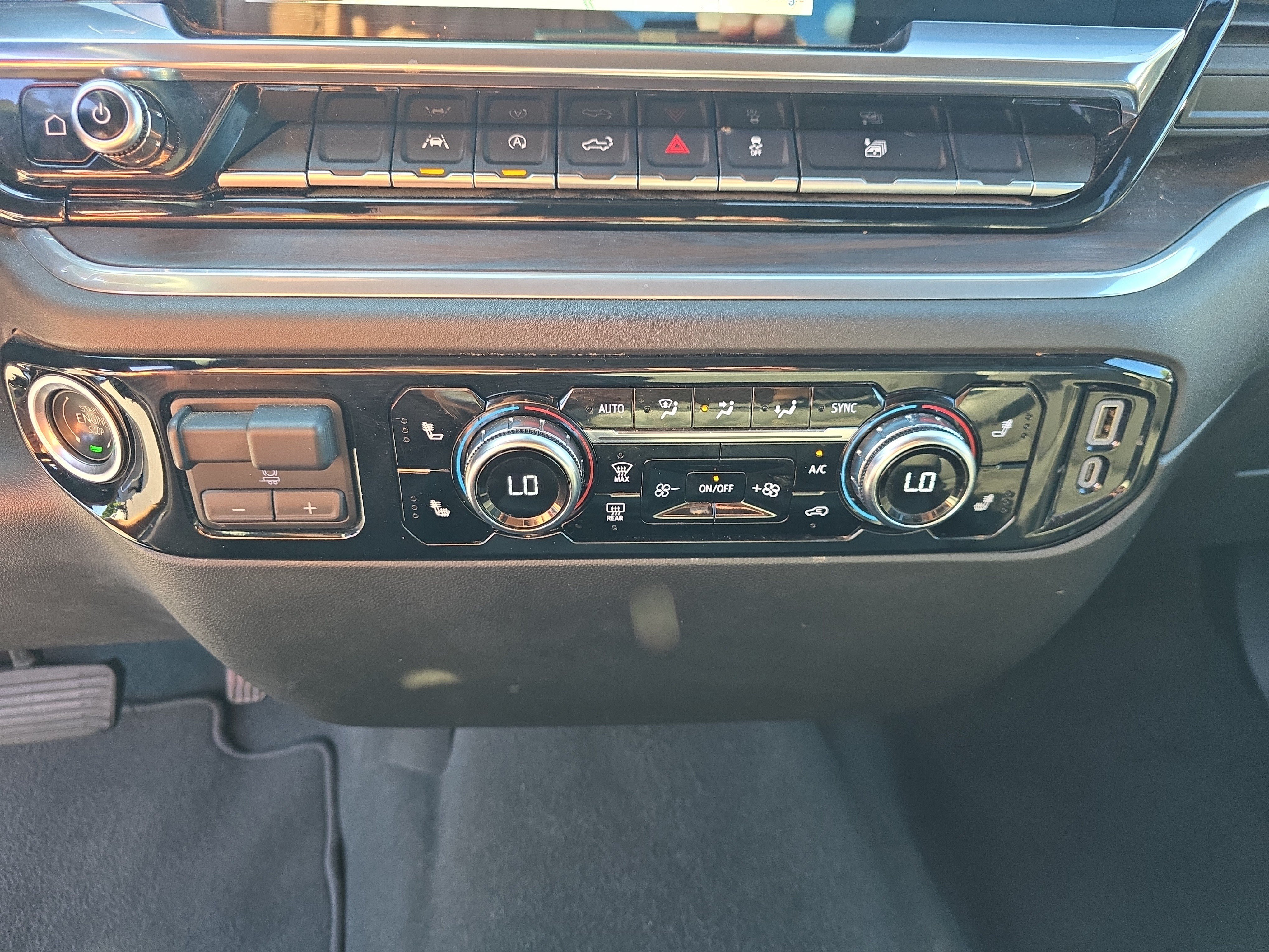 Used 2025 GMC Sierra 1500 SLT AWD/4WD image 28