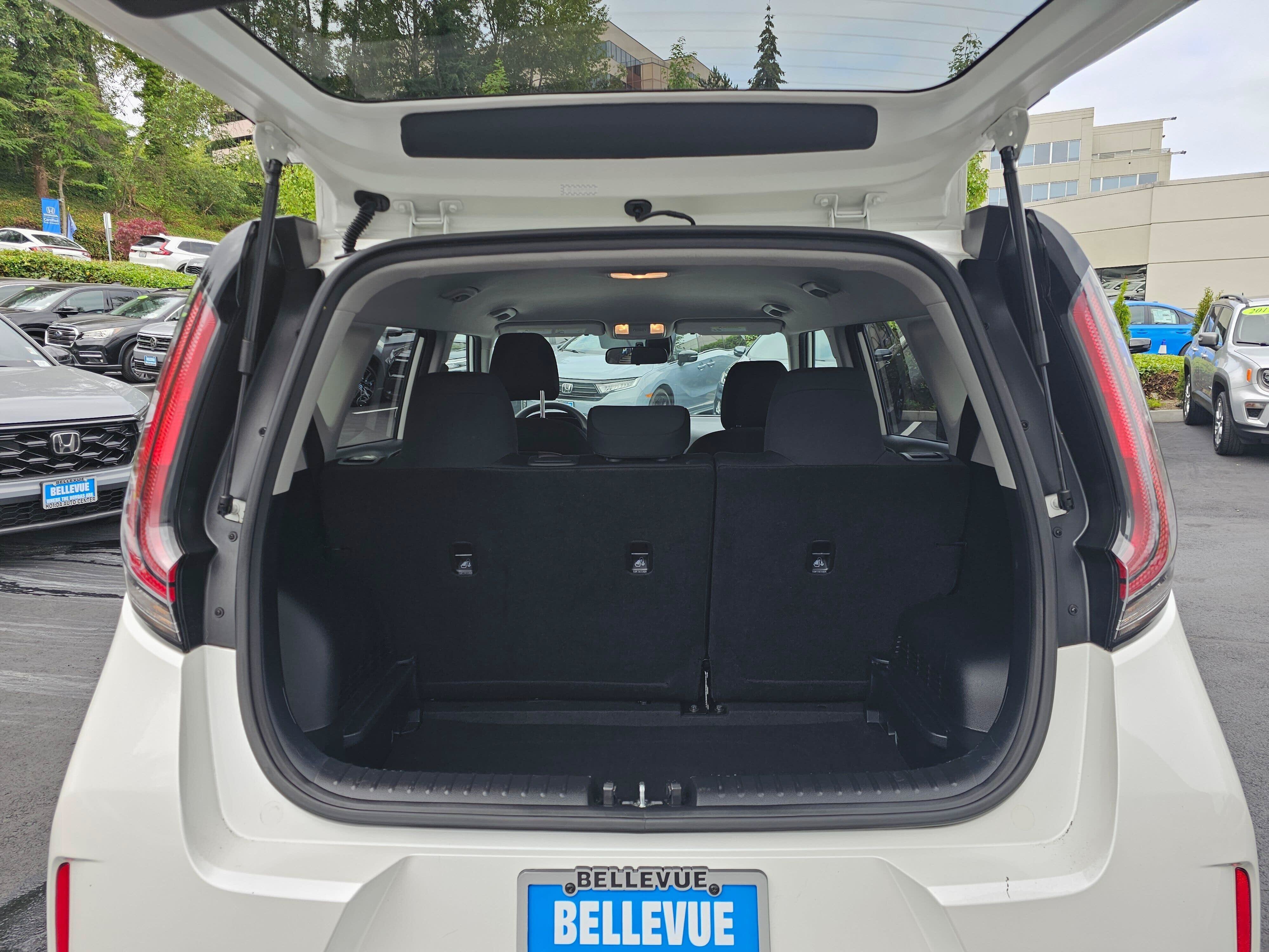 Used 2023 Kia Soul LX w/ LX Technology Package FWD image 16