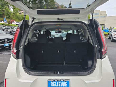 Used 2023 Kia Soul LX w/ LX Technology Package FWD image 16