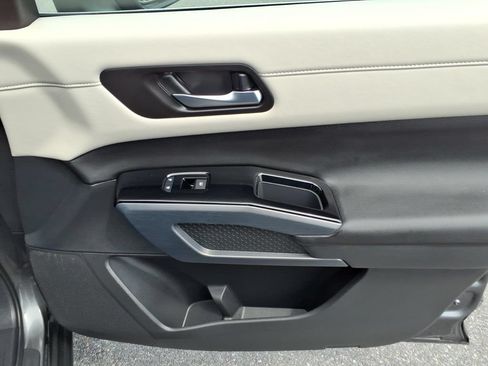 Used 2025 Nissan Pathfinder SL FWD image 25