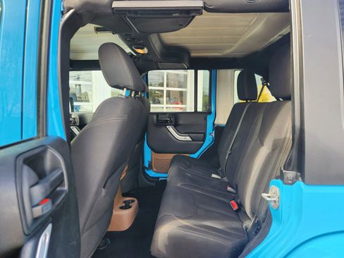 Used 2017 Jeep Wrangler Unlimited Sahara w/ Connectivity Group image 38