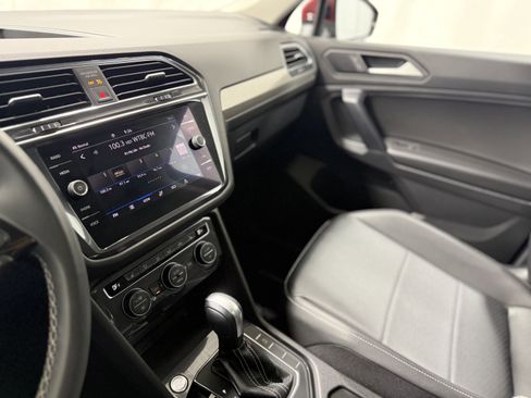 Used 2021 Volkswagen Tiguan SE w/ Panoramic Sunroof Package image 23