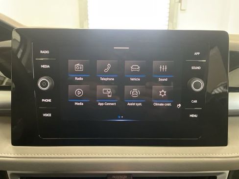 Certified 2025 Volkswagen Taos SE w/ Panoramic Sunroof Package image 16