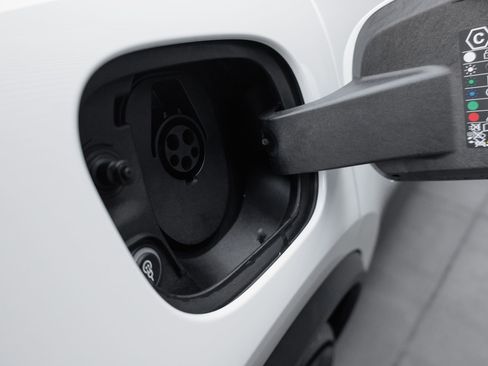 Certified 2025 Porsche Macan 4S Electric AWD/4WD image 32