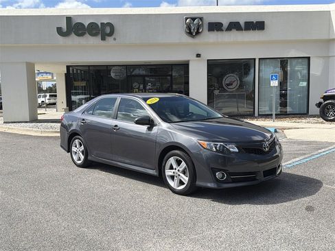 Used 2014 Toyota Camry SE image 1