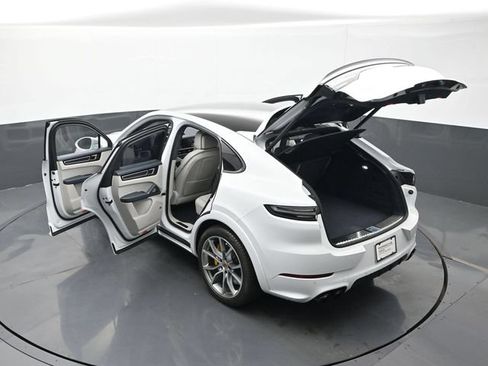 Used 2022 Porsche Cayenne GTS AWD/4WD image 29
