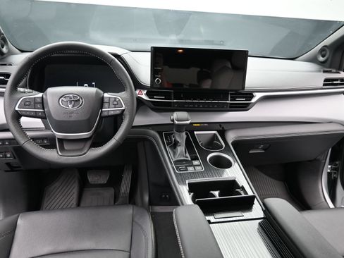 Used 2025 Toyota Sienna XSE w/ XSE Plus Package FWD image 15
