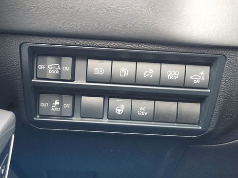 Used 2025 Toyota Sequoia Platinum image 22