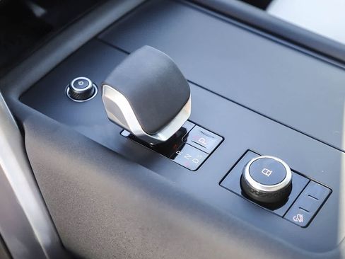 New 2026 Land Rover Discovery S image 20