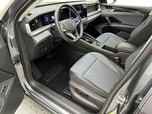 Certified 2025 Volkswagen Tiguan SE AWD/4WD image 13