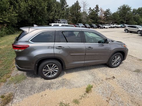 Used 2018 Toyota Highlander XLE AWD/4WD image 11