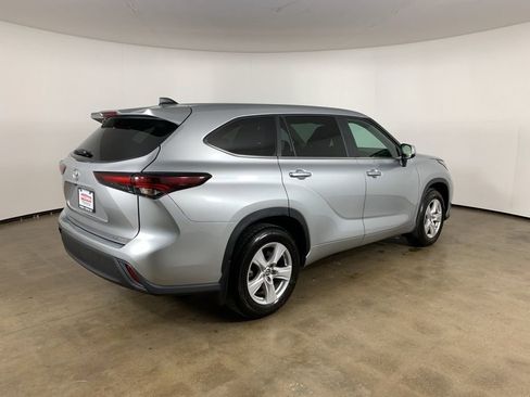 Used 2024 Toyota Highlander LE AWD/4WD image 8