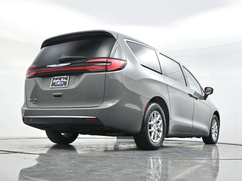Used 2025 Chrysler Pacifica Select FWD image 47