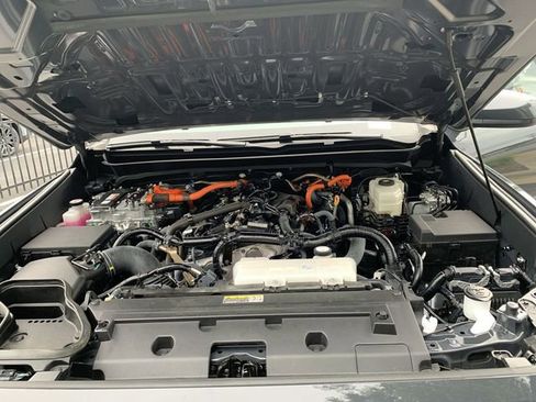 Certified 2025 Toyota Tacoma TRD Off-Road AWD/4WD image 16