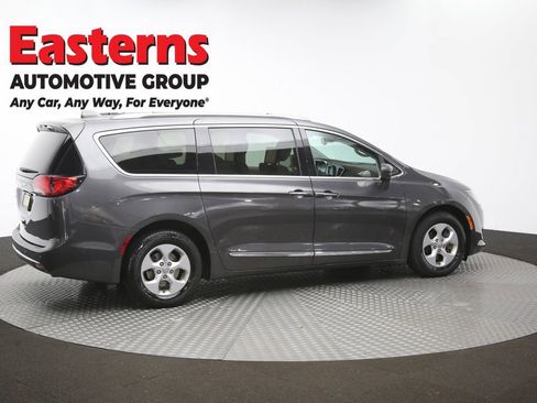 Used 2017 Chrysler Pacifica Touring-L Plus w/ Advanced Safetytec Group FWD image 45