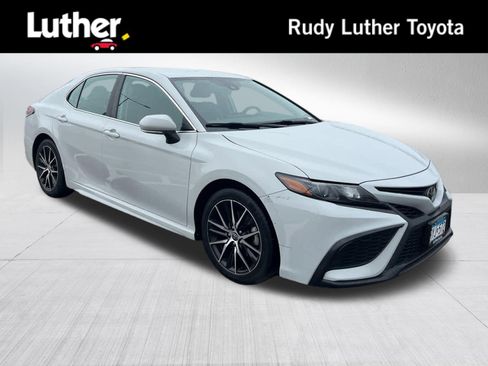Certified 2022 Toyota Camry SE FWD image 1