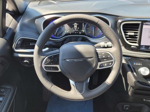 New 2027 Chrysler Pacifica Select w/ Family Tech Group FWD image 11