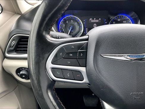 Used 2019 Chrysler Pacifica Touring-L image 14