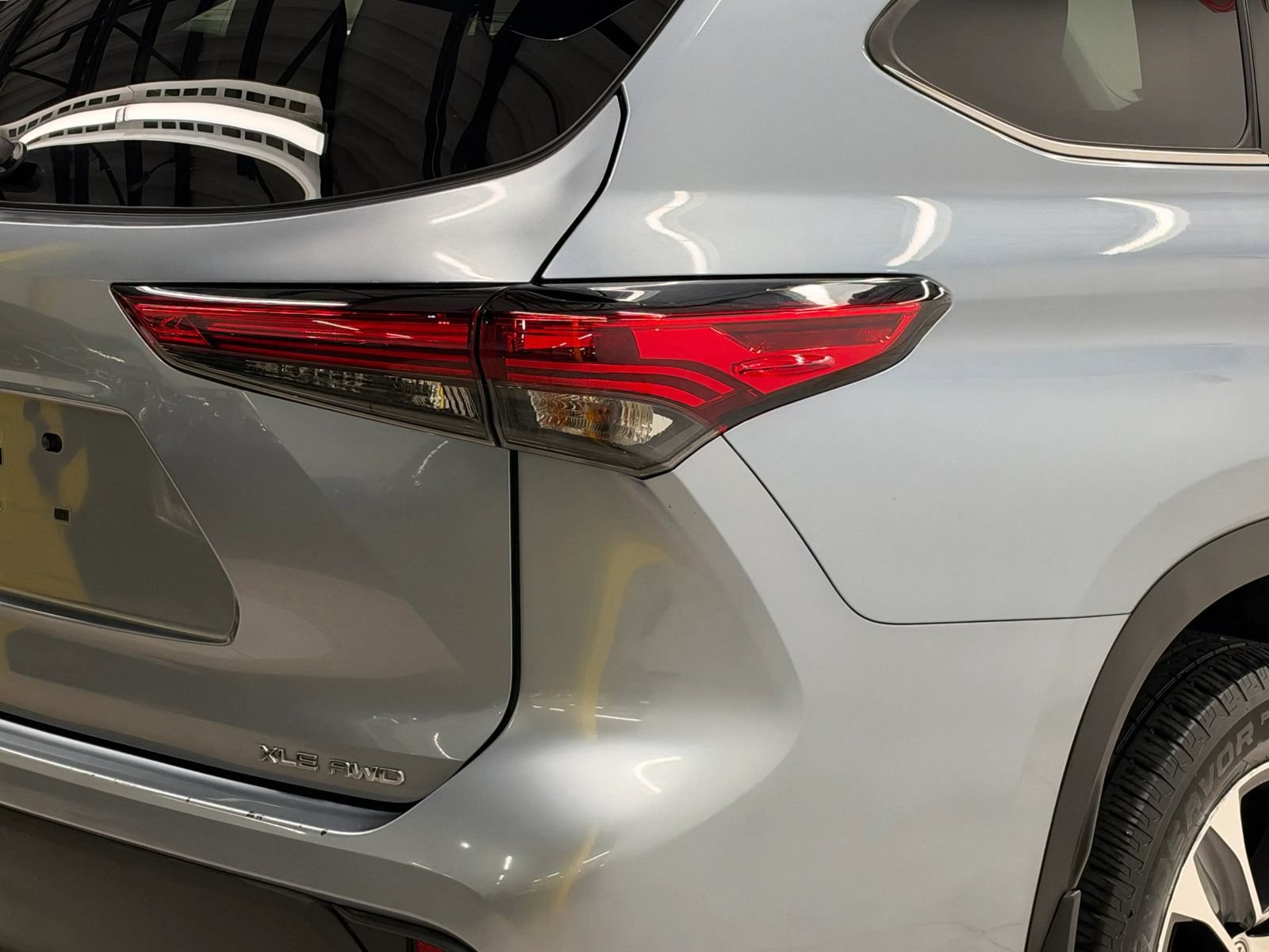 Used 2020 Toyota Highlander XLE AWD/4WD image 10